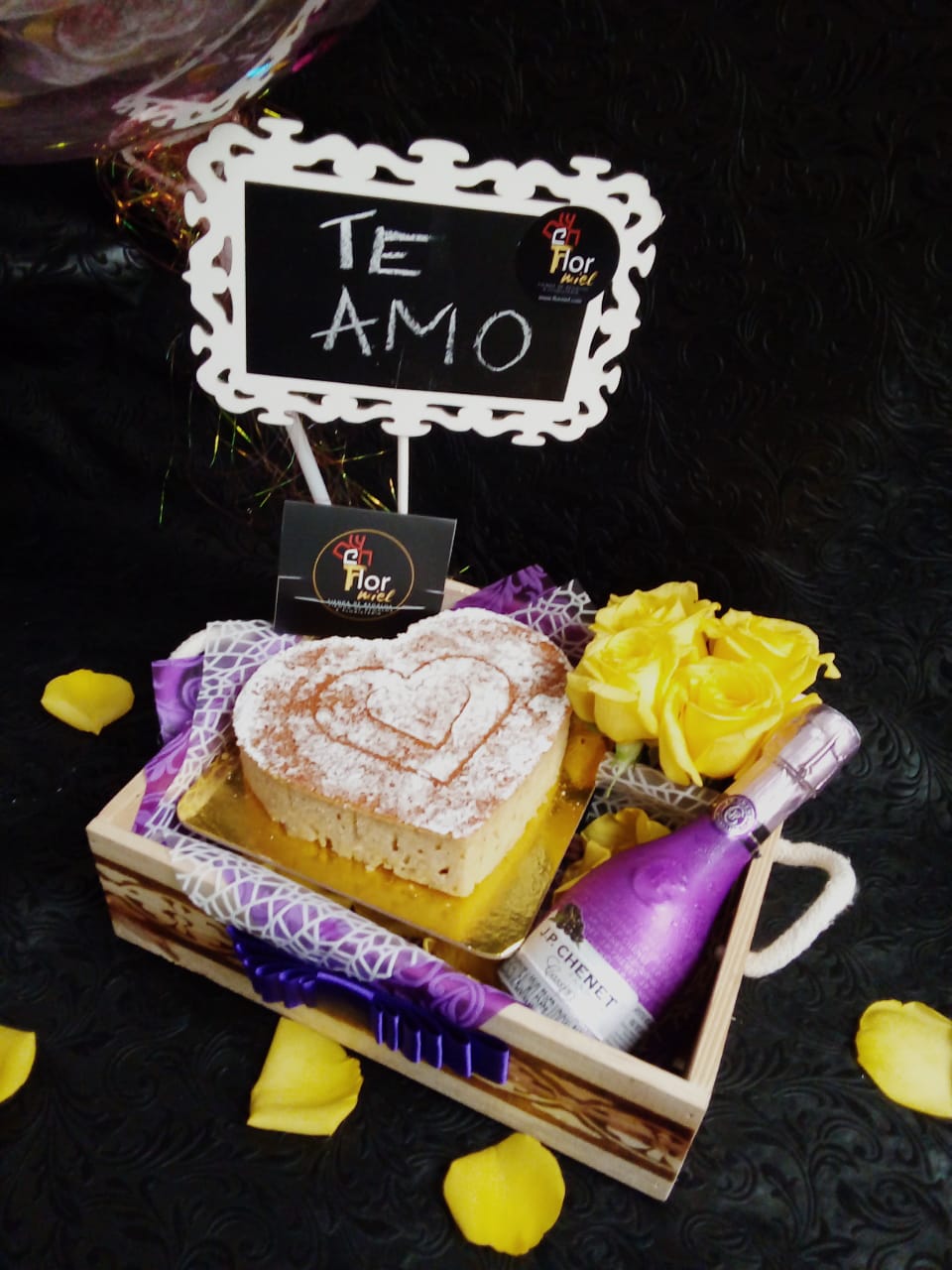 Caja con Torta, Vino y flores Mi Persona Favorita