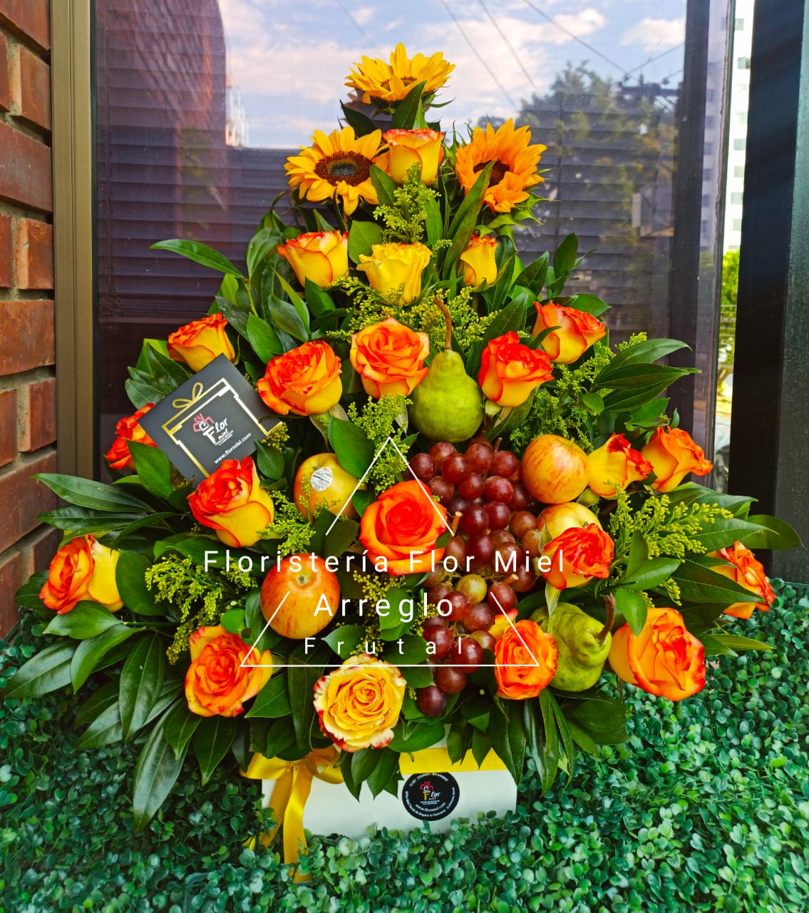 Arreglo Floral Frutero Salomé Flor Miel - Imagen 2